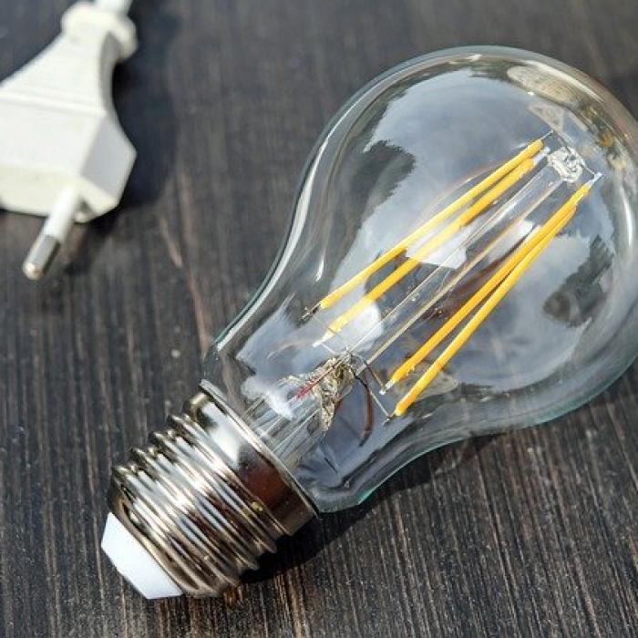 Factura la energie. Patru furnizori AMENDAȚI pentru nereguli de ANRE