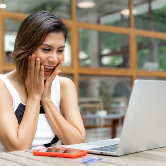 Cumpărăturile on-line au explodat în pandemie. România are creșterea RECORD