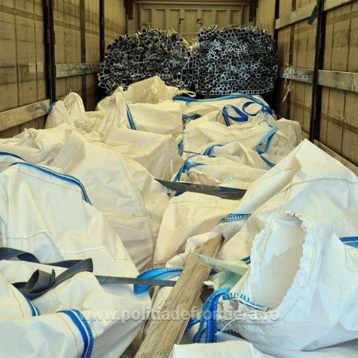 România, o imensă groapă de gunoi. Zeci de tone de deșeuri, descoperite în Vama Giurgiu