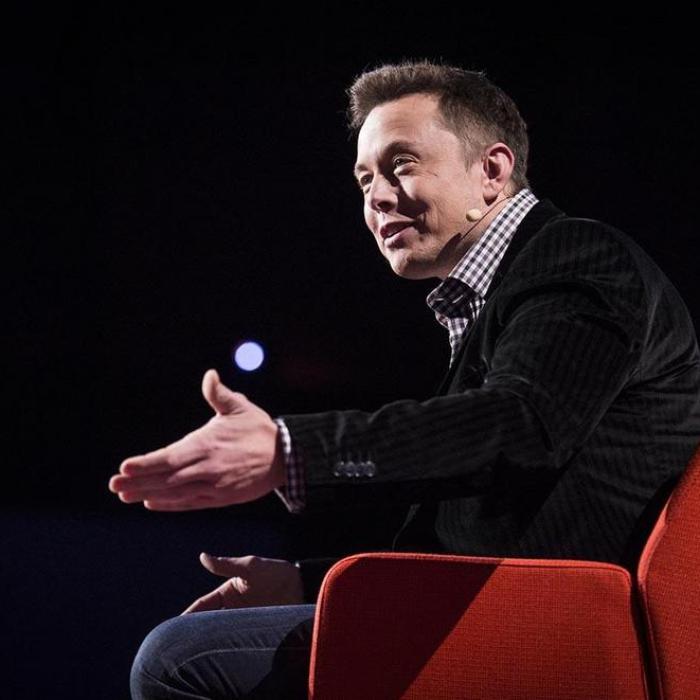 Elon Musk a fost AMENINȚAT de hackerii de la Anonymus