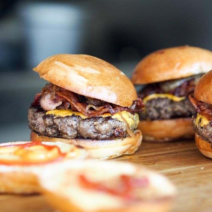 Burgerul de 1.000 de EURO, lansat în România. Ce conține