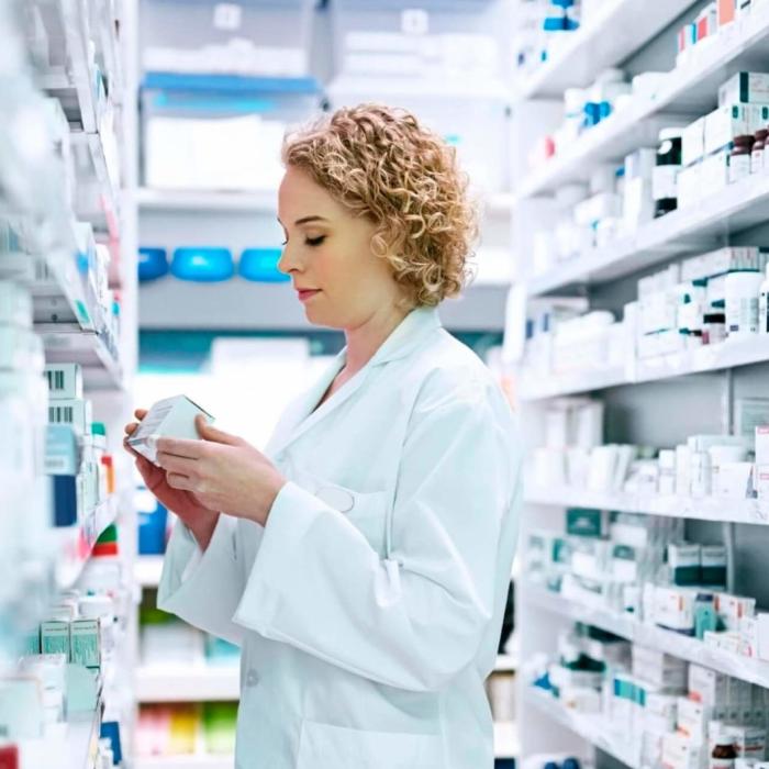 Farmacia, destinație de shopping. Cât de des merg românii după medicamente