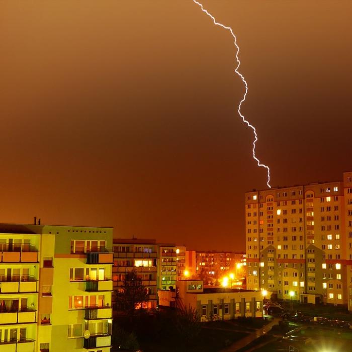 ANM: Averse şi descărcări electrice. Cod portocaliu în mai multe județe