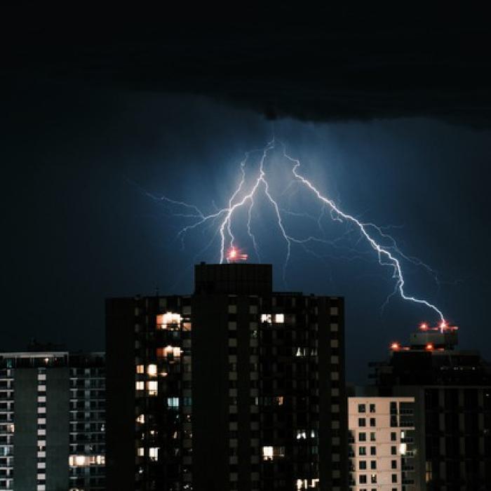 Avertisment IGSU: NU este bine să faci baie sau duş atunci când fulgeră. Află DE CE