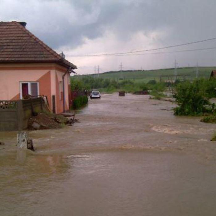 Cod PORTOCALIU de inundaţii, în trei bazine hidrografice, până LA NOAPTE