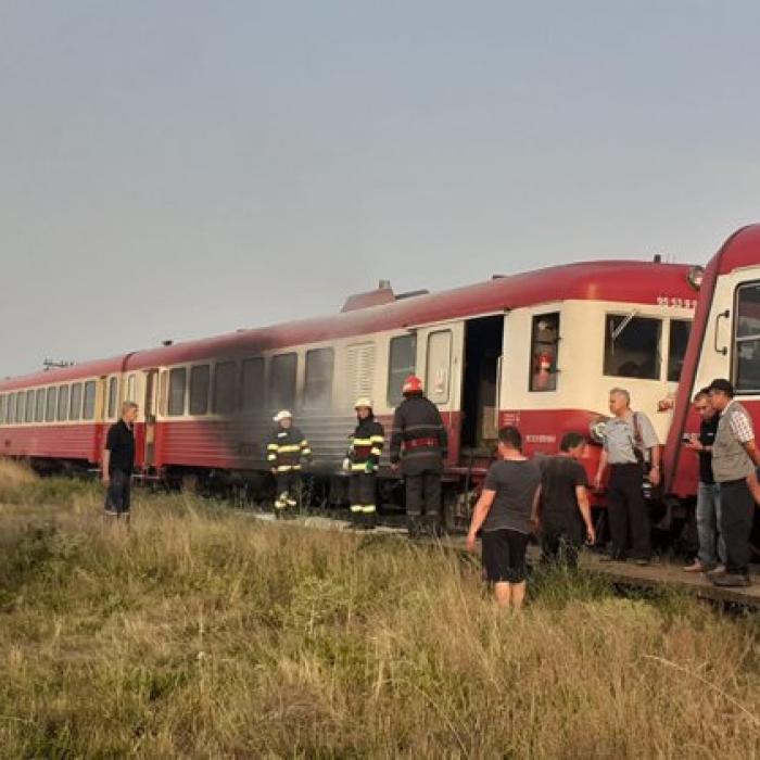 Un tren REGIO a luat foc într-o haltă din Arad