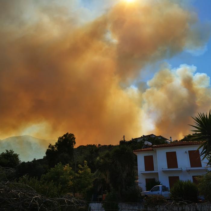 Alertă în Grecia! Incendiu MAJOR pe această INSULĂ