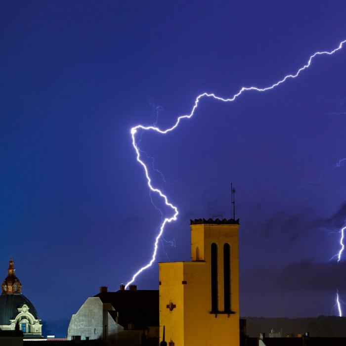 METEO. COD PORTOCALIU de averse şi vijelii în trei județe