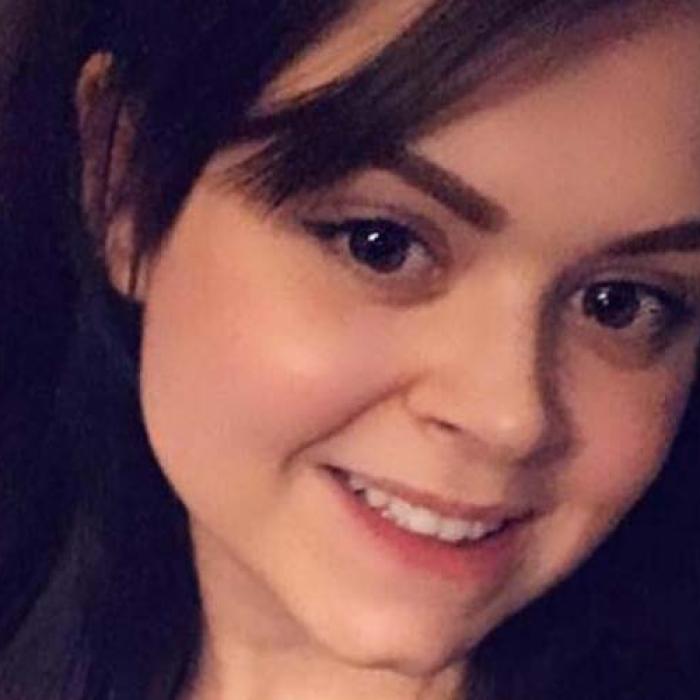 Femeia care nu poate ieși afară pe lumină. Ce pațește dacă iese din casă ziua