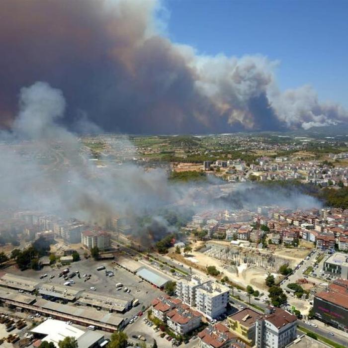 ALERTĂ în TURCIA. Incendii lângă hoteluri din Antalya VIDEO