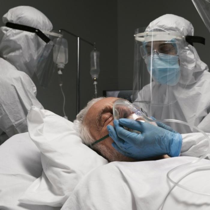 Câte persoane complet vaccinate au murit după ce s-au reinfectat cu COVID