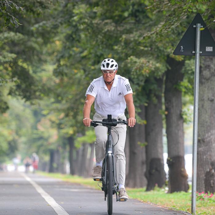 Klaus Iohannis, la plimbare cu bicicleta prin București