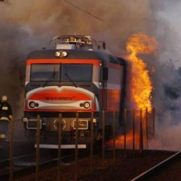 Nou incident pe calea ferată. O locomotivă a luat foc