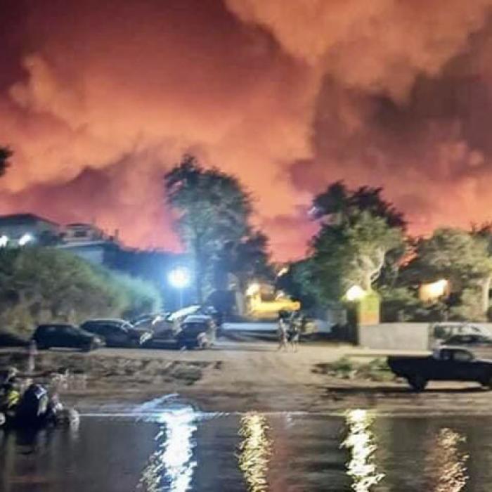 Trei adolescenți, arestați pentru tentativă de incendiere în Pireu