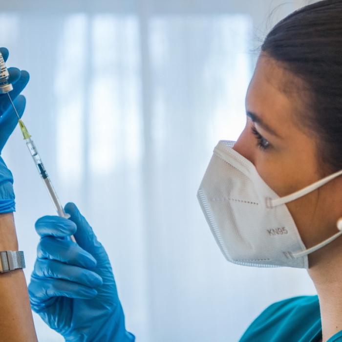 COVID-19. Cine NU TREBUIE să se VACCINEZE