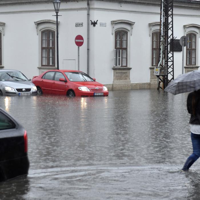 INHGA: Cod galben de inundaţii pe râuri din acest judeţ