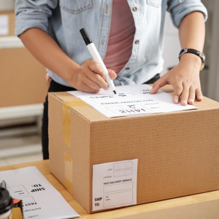 Amazon majorează salariile pentru a reuşi să găsească încă 125.000 de angajaţi