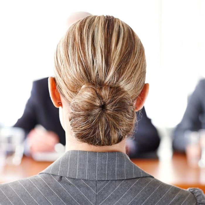 Candidaţi cu studii superioare, la mare căutare pe piața muncii. Cine recrutează cel mai mult