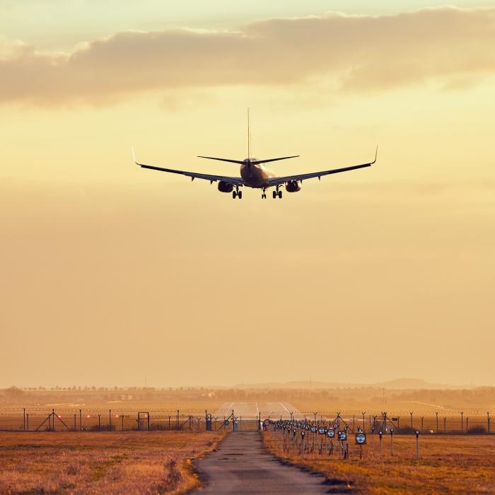 Companiile aeriene au început să anuleze cursele din și spre România. Cum se pot recupera banii