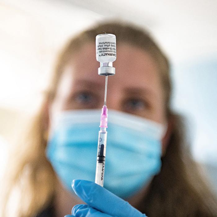 A treia doză de vaccin anti-COVID începe de marți. Centrele în care se face imunizarea