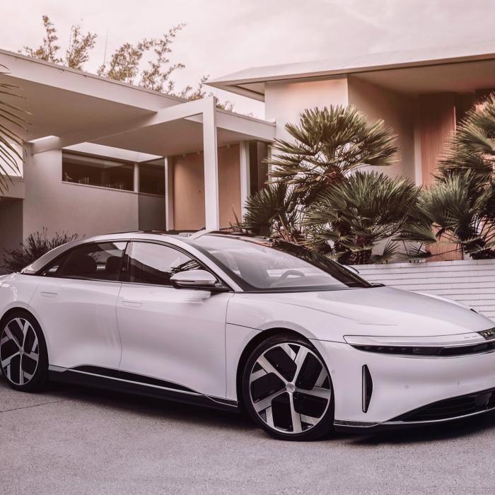 Tesla are probleme. Lucid începe livrarea sedanurilor sale electrice