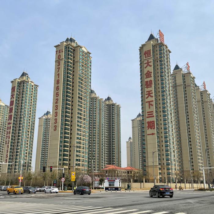 Evergrande reia construcțiile pentru a-și liniști investitorii. Datorii de 300 de miliarde de dolari