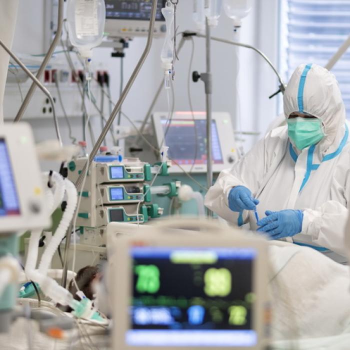 Bilanț COVID-19. Record de pacienți internați. Peste 1700 de cazuri grave la 16 octombrie