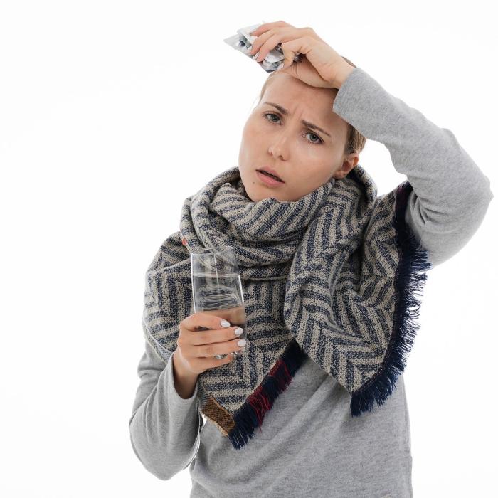 Anticorpi „defecți”, depistați în creierul unor adolescenți care au avut COVID-19