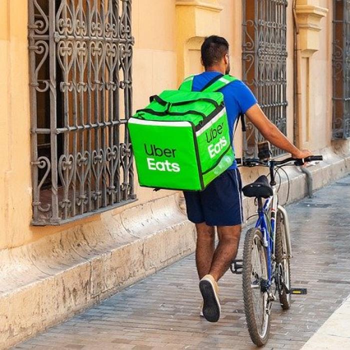 Polonia: Autoritatea de Concurenţă investighează Glovo şi Uber Eats