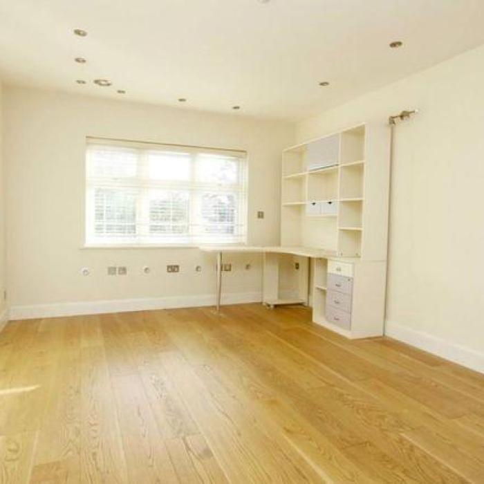 Vila cu năbădăi. Nu e bântuită, dar nu o cumpără nimeni   FOTO