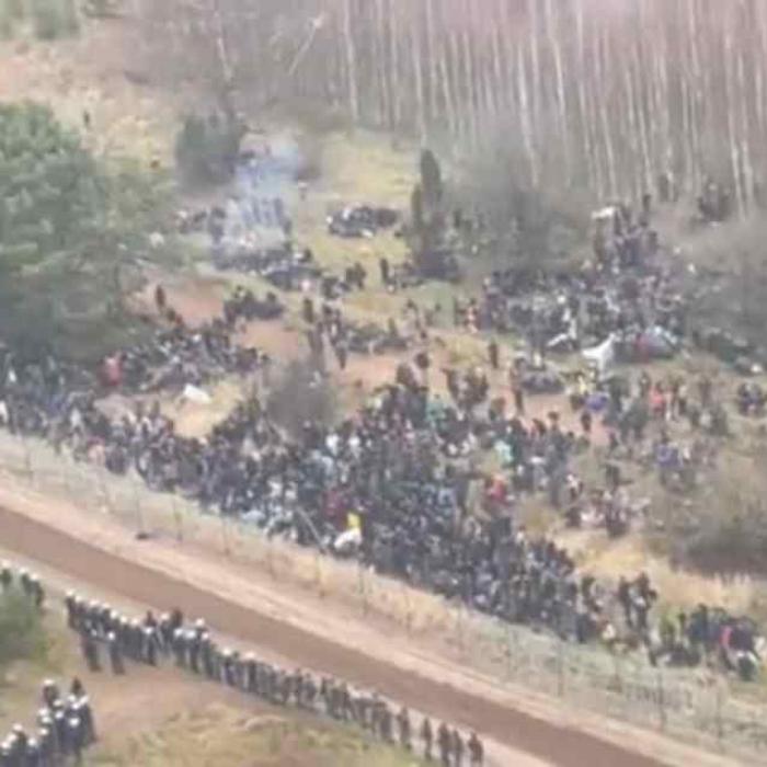 Val uriaș de migranți la granița Poloniei cu Belarus VIDEO