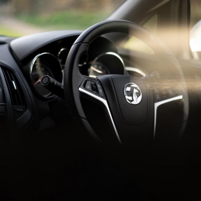 Mașinile cu volanul pe dreapta, interzise în România. Ce amenzi sunt prevăzute