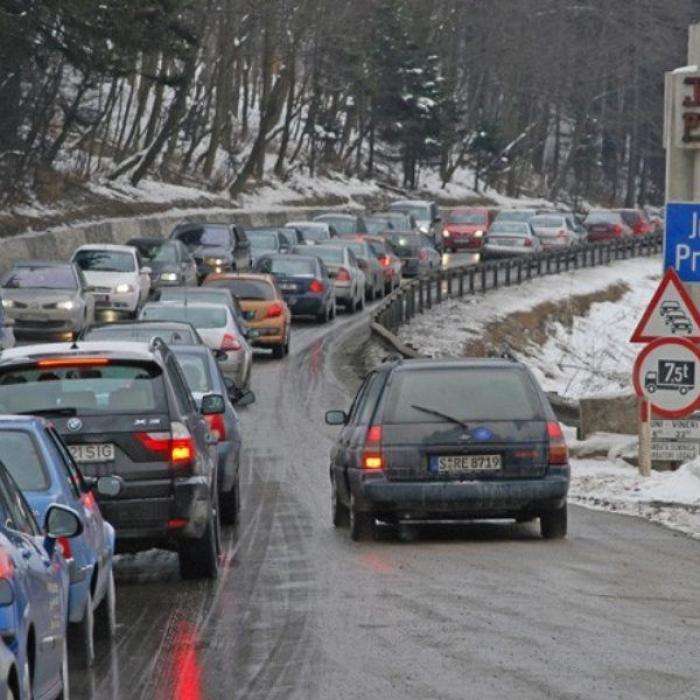 Aglomerație pe Valea Prahovei. Se circulă în coloană între Predeal și Bușteni