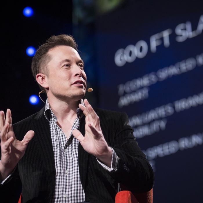 Elon Musk către Bernie Sanders: Continui să uit că ești încă în viață