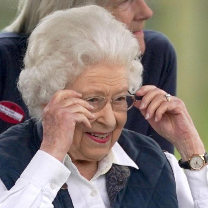 Care sunt singurele DOUĂ persoane cărora Regina Elisabeta le răspunde personal la telefon