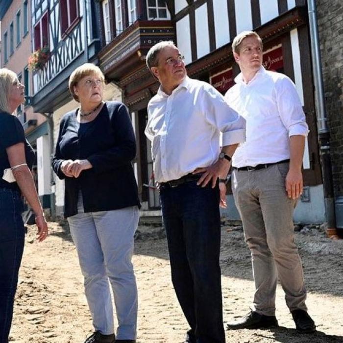 Angela Merkel. Ceremonie de rămas bun pe ritmuri de muzică rock  VIDEO