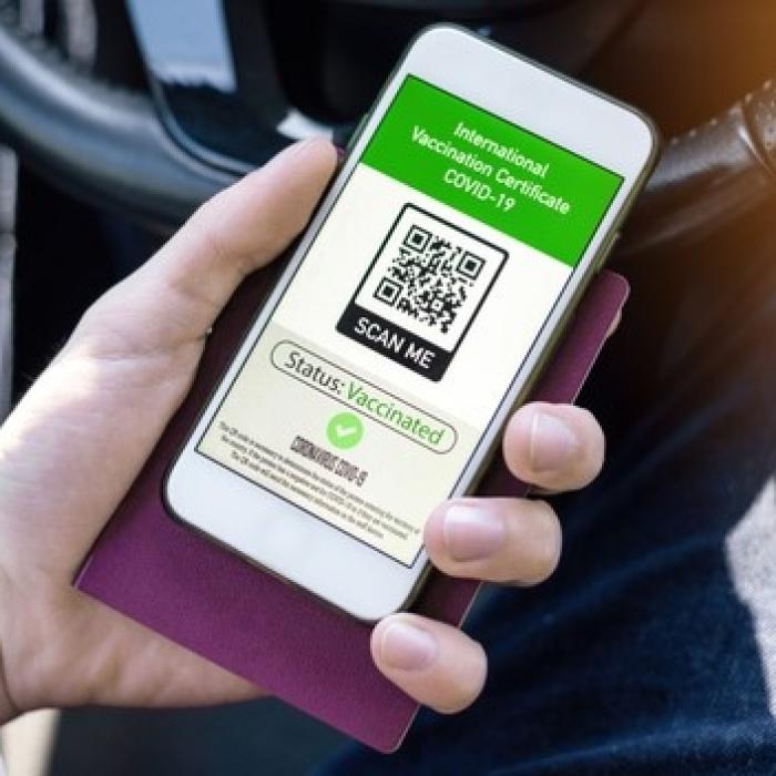 Certificatul verde. Este util sau nu? Ce răspund experții