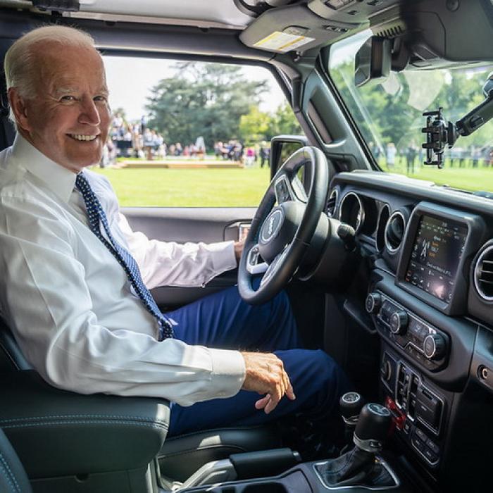 Biden schimbă regulile pentru mașinile americane