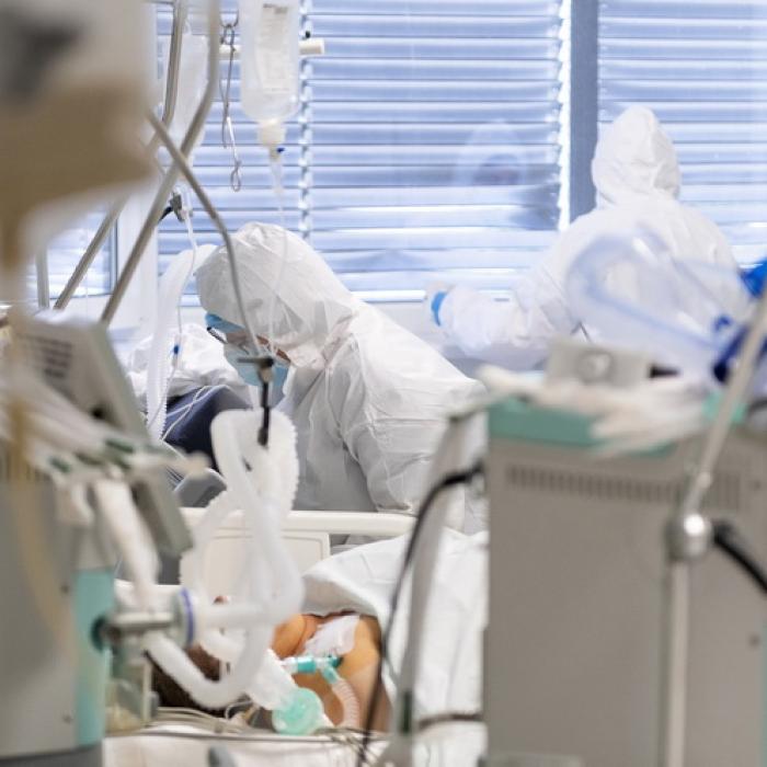 BILANȚ COVID. Peste 400 de persoane, internate la ATI