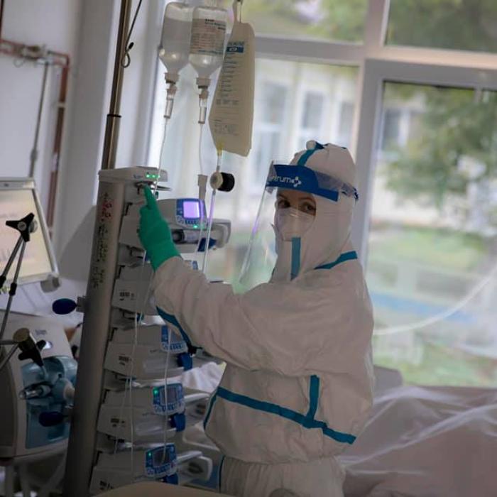 COVID-19. Crește continuu numărul îmbolnăvirilor și spitalizătilor