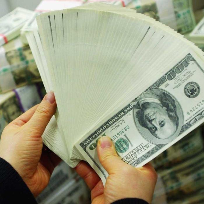 Leul s-a depreciat luni în raport cu principalele valute