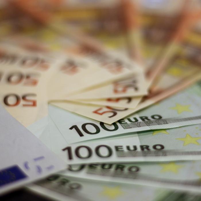 Curs valutar, 2 martie. Leul îşi continuă deprecierea