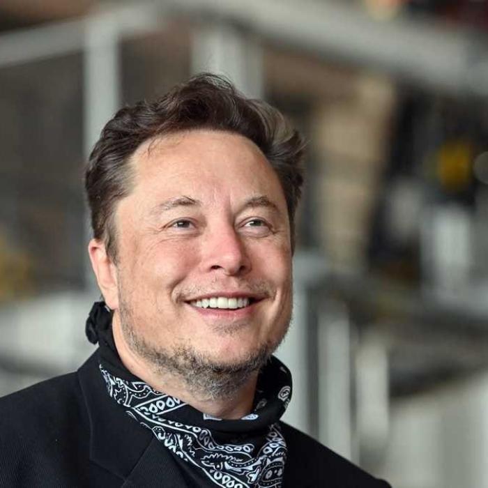 Elon Musk, IRONII la adresa lui Putin: Dacă îi este frică să lupte, voi accepta să folosesc doar mâna stângă