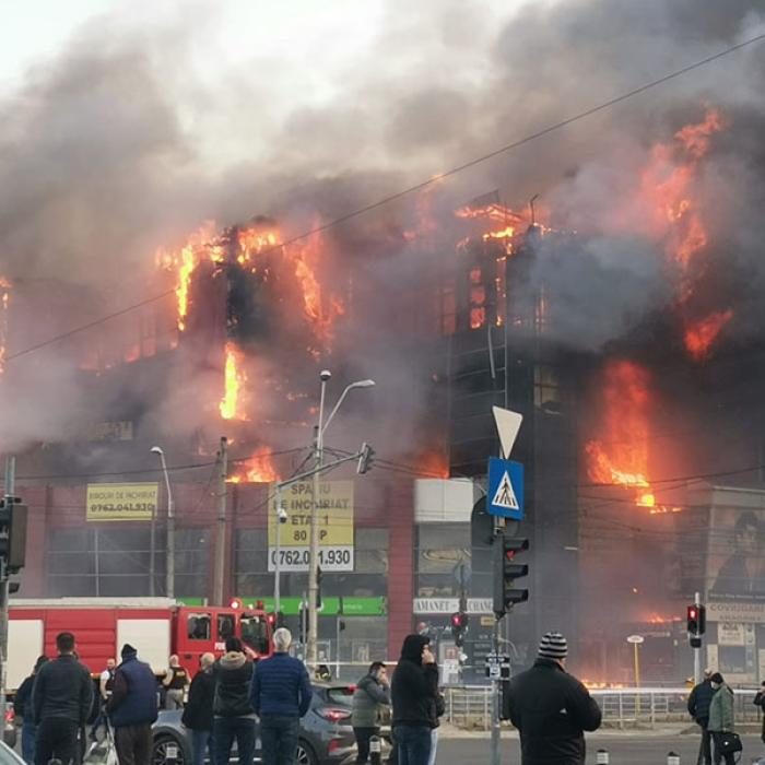 Incendiu puternic la complexul comercial Prosper din București. Clădirea, în pericol de prăbușire VIDEO