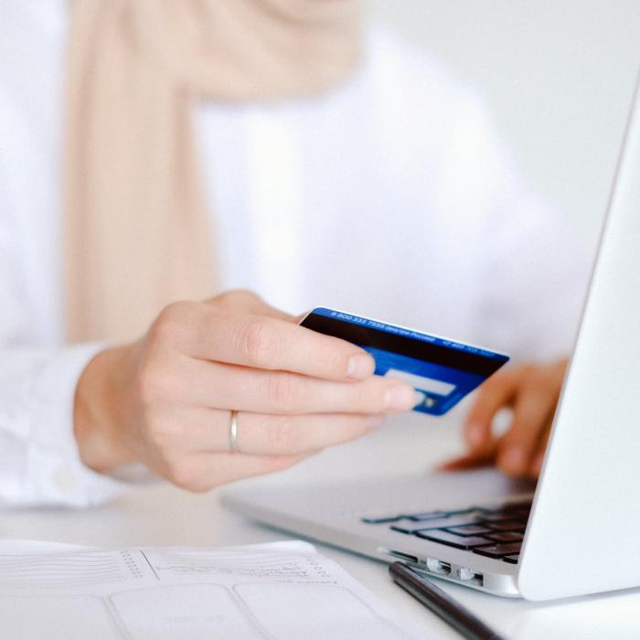 Românii au luat cu ASALT băncile. Refinanţări pe bandă rulantă. Care e explicaţia