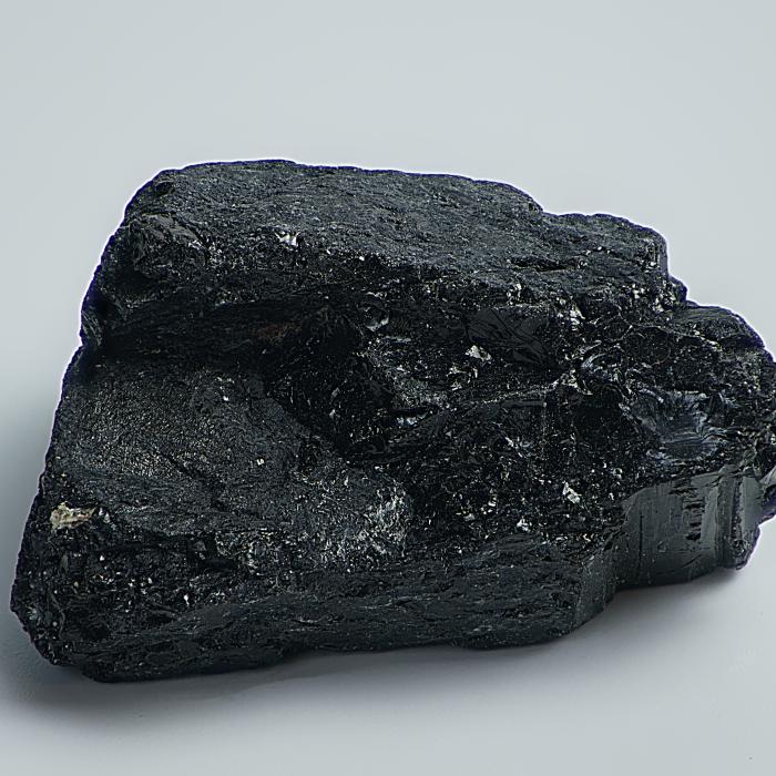 Un bolovan misterios, căzut din cer, a distrus acoperişul şi plafonul unei case din Hunedoara