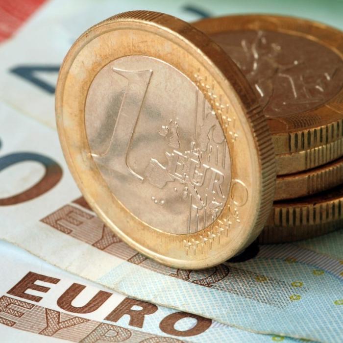 Dolarul crește în Europa, euro scade