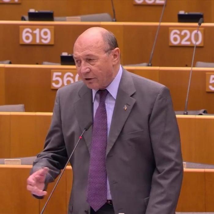 Băsescu a plecat, de dimineaţă, să-şi caute apartament: Oferte sunt, dar să vedem, că trebuie şi mobilat...