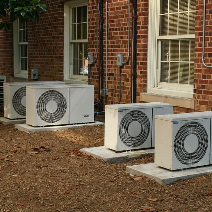 Prețurile la energie. Italienii, rugați să transpire sau să dârdâie la locul de muncă