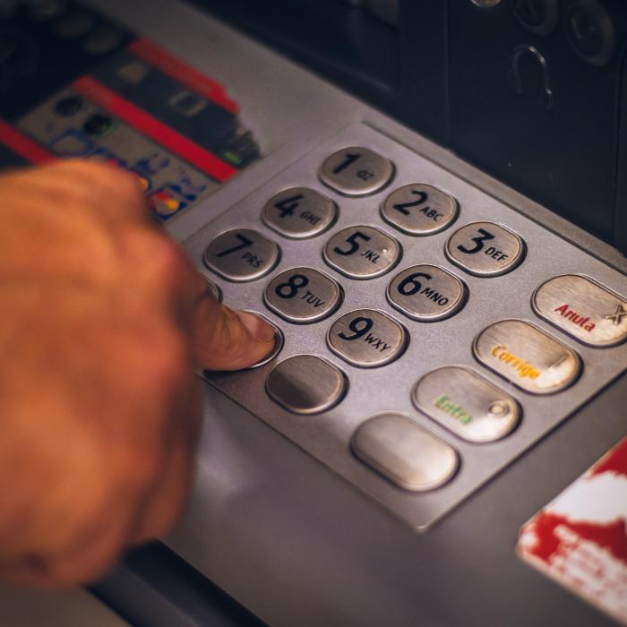 Schimbări cu bancomatele, automatele de bilete şi alte echipamente, în România. Veşti bune pentru persoanele cu dizabilităţi